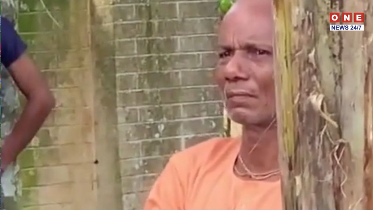 বন্ধুত্ব কি ধর্ম মানে? ধর্মের দেয়াল ভেঙে মুসলিম বন্ধুর জানাজায় দূরে দাঁড়িয়ে কাঁদছে হিন্দু বন্ধু!