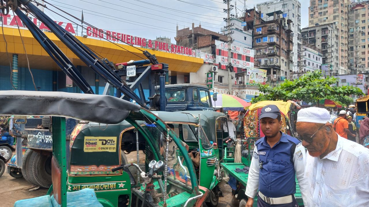 আইন অমান্য করায় কেরানীগঞ্জে ৪টি যানবাহন আটক 