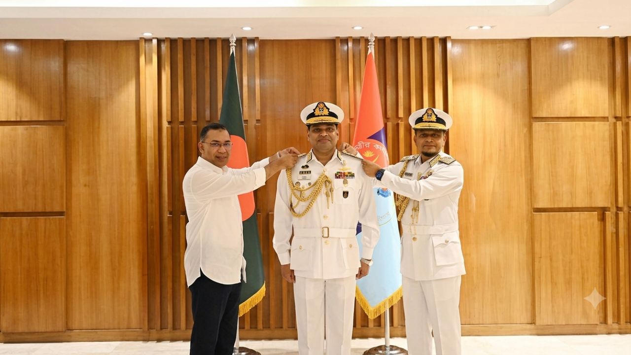 ​নবনিযুক্ত নৌপ্রধানকে র‍্যাঙ্ক ব্যাজ পরালেন প্রধানমন্ত্রী