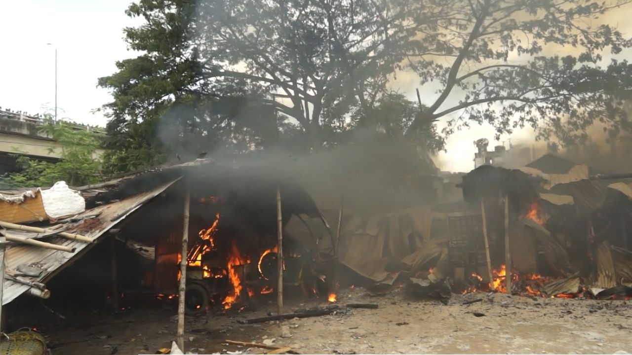 কেরানীগঞ্জের আগানগরে অটোরিক্সা গ্যারেজে ভয়াবহ অগ্নিকাণ্ড 