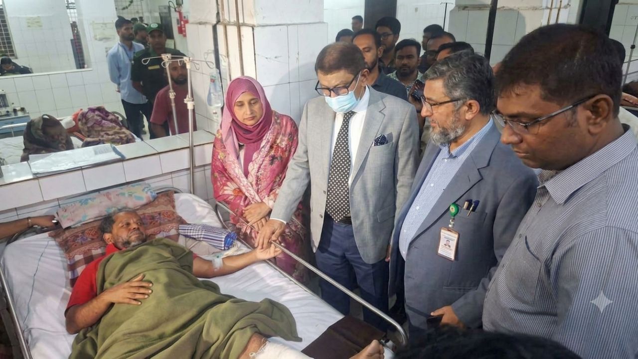 আহতদের সাথে দেখতে গেলেন ​স্বাস্থ্য ও পরিবার কল্যাণ মন্ত্রী 