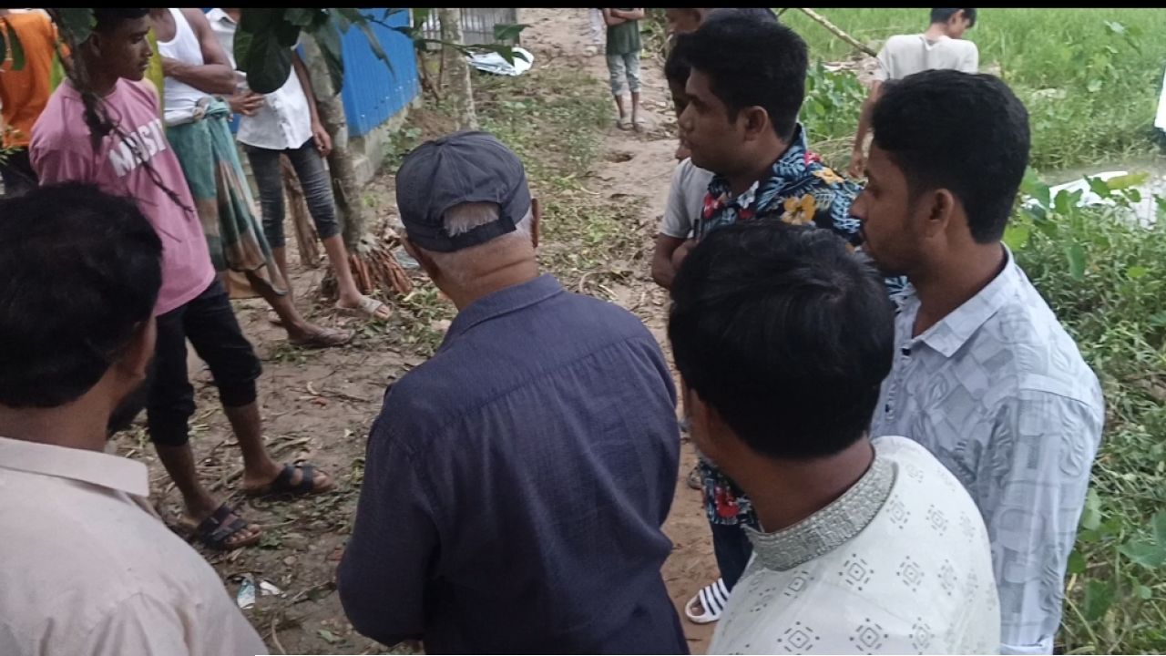 উখিয়ায় চলাচলের রাস্তা বন্ধ ও বসতবাড়ি দখলের অভিযোগ 