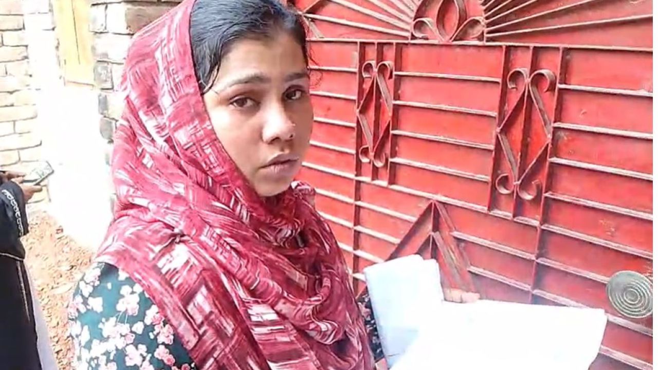 বিয়ের দাবিতে চুয়াডাঙ্গায় প্রবাসীর বাড়িতে এক সন্তানের জননীর অনশন 