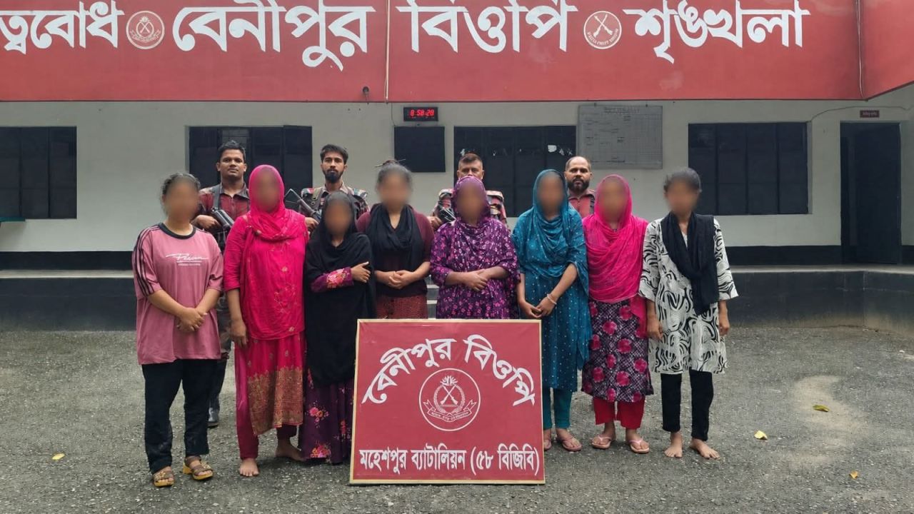 বাংলাদেশে অবৈধ অনুপ্রবেশের সময় চুয়াডাঙ্গা সীমান্তে ৮ জন নারী আটক