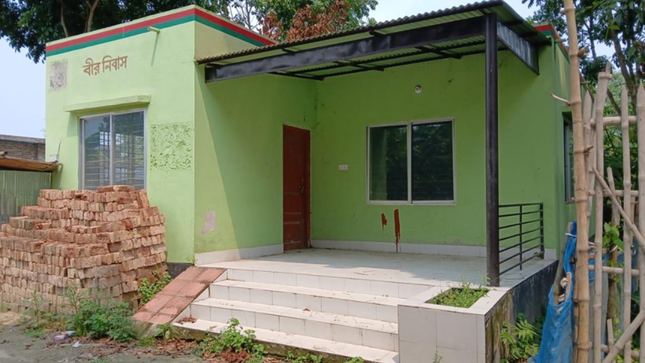 চুয়াডাঙ্গার আলমডাঙ্গায় আর্থিক লেনদেনের মাধ্যমে অন্যের জমিতে ‘বীর নিবাস’