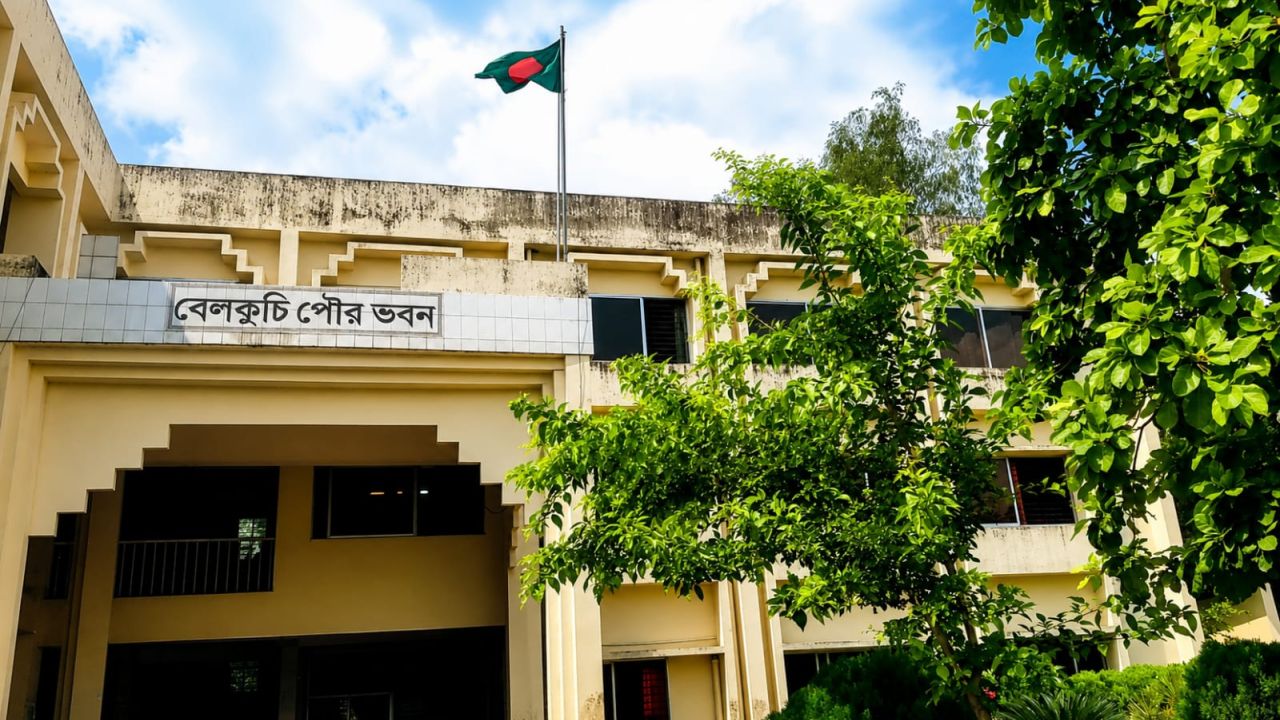 বেলকুচি পৌরসভার রাস্তায় ছড়িয়ে-ছিটিয়ে ময়লা-আবর্জনা 