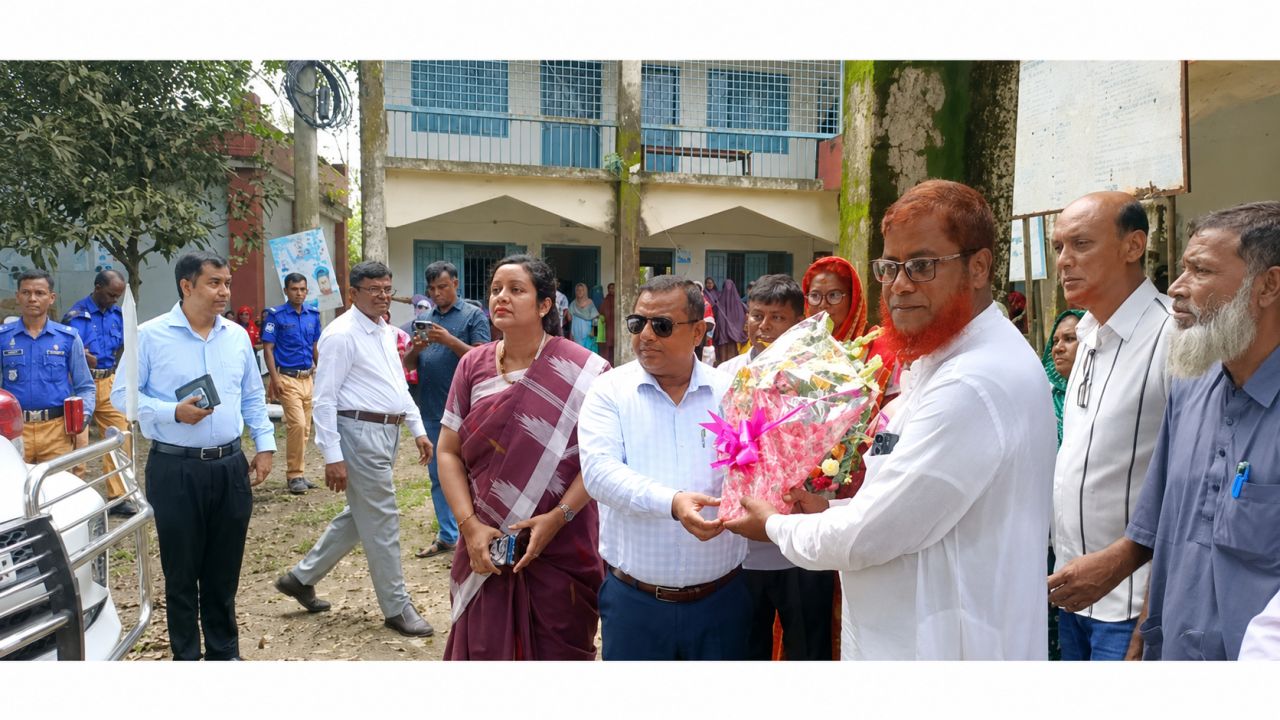 তাড়াশে তালম ইউনিয়ন পরিষদ পরিদর্শনে জেলা প্রশাসক 