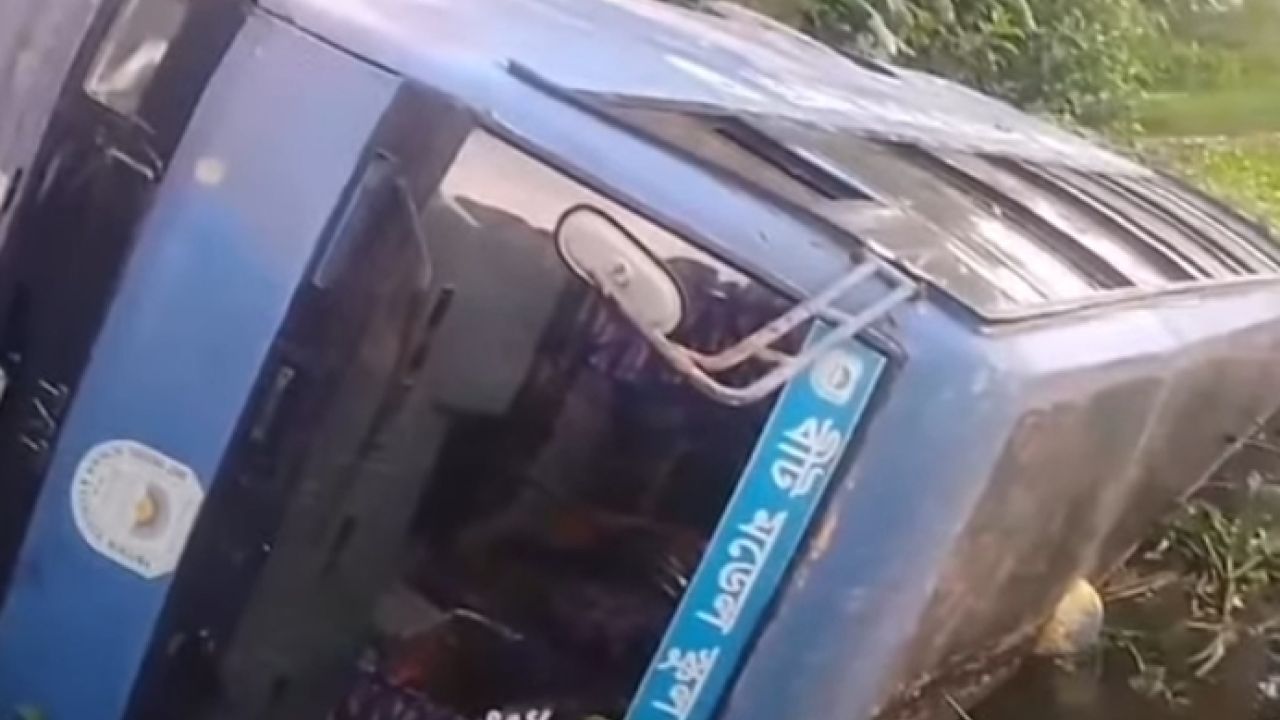 বগুড়ায় স্কুলবাস নিয়ন্ত্রণ হারিয়ে খাদে পড়ে নিহত ১, আহত ১০