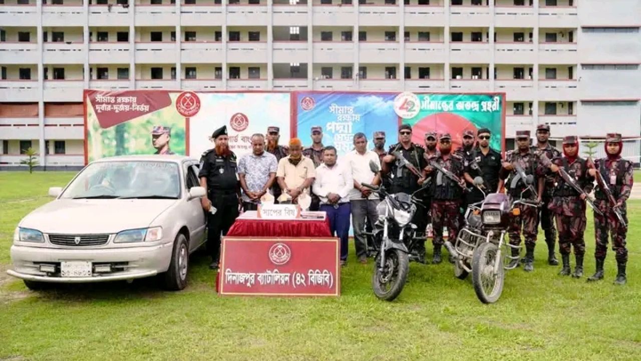 ৩৮ কোটি ৫৭ লাখ টাকার সাপের বিষ উদ্ধারসহ দিনাজপুরেআটক ৪