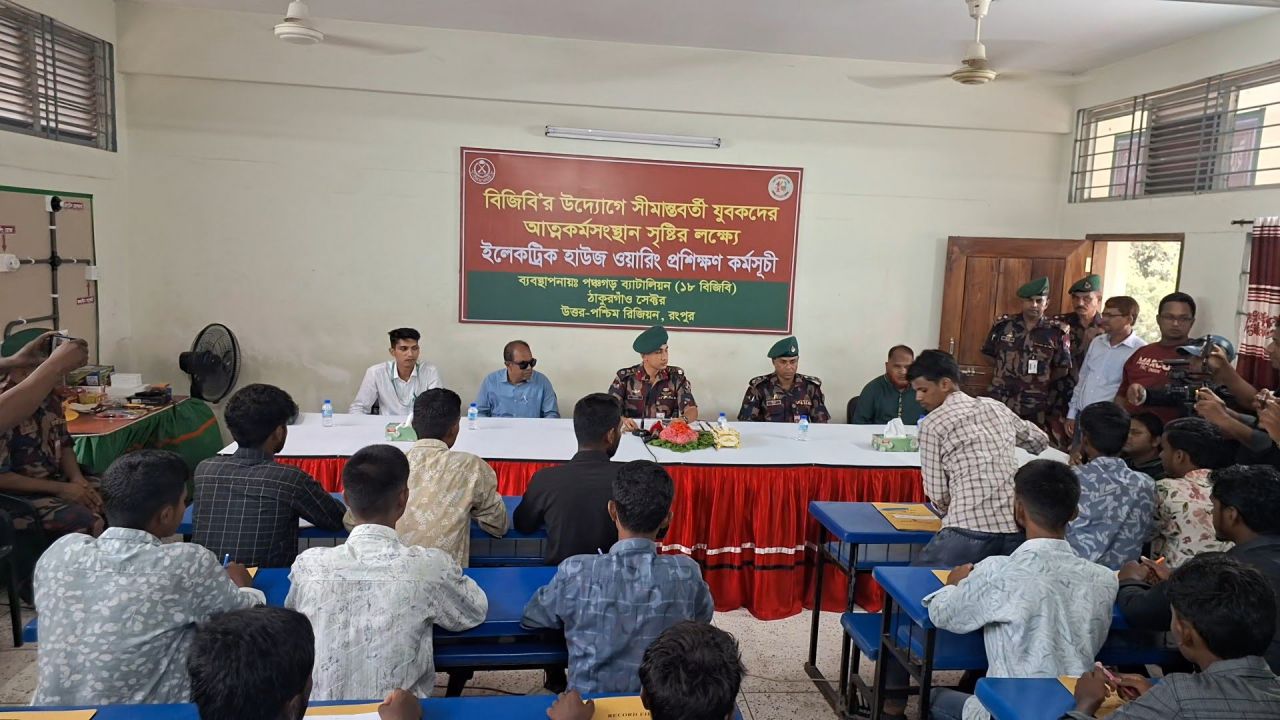 সীমান্তের ৩০ যুবককে ইলেকট্রিক হাউস ওয়্যারিং প্রশিক্ষণ দিচ্ছে বিজিবি