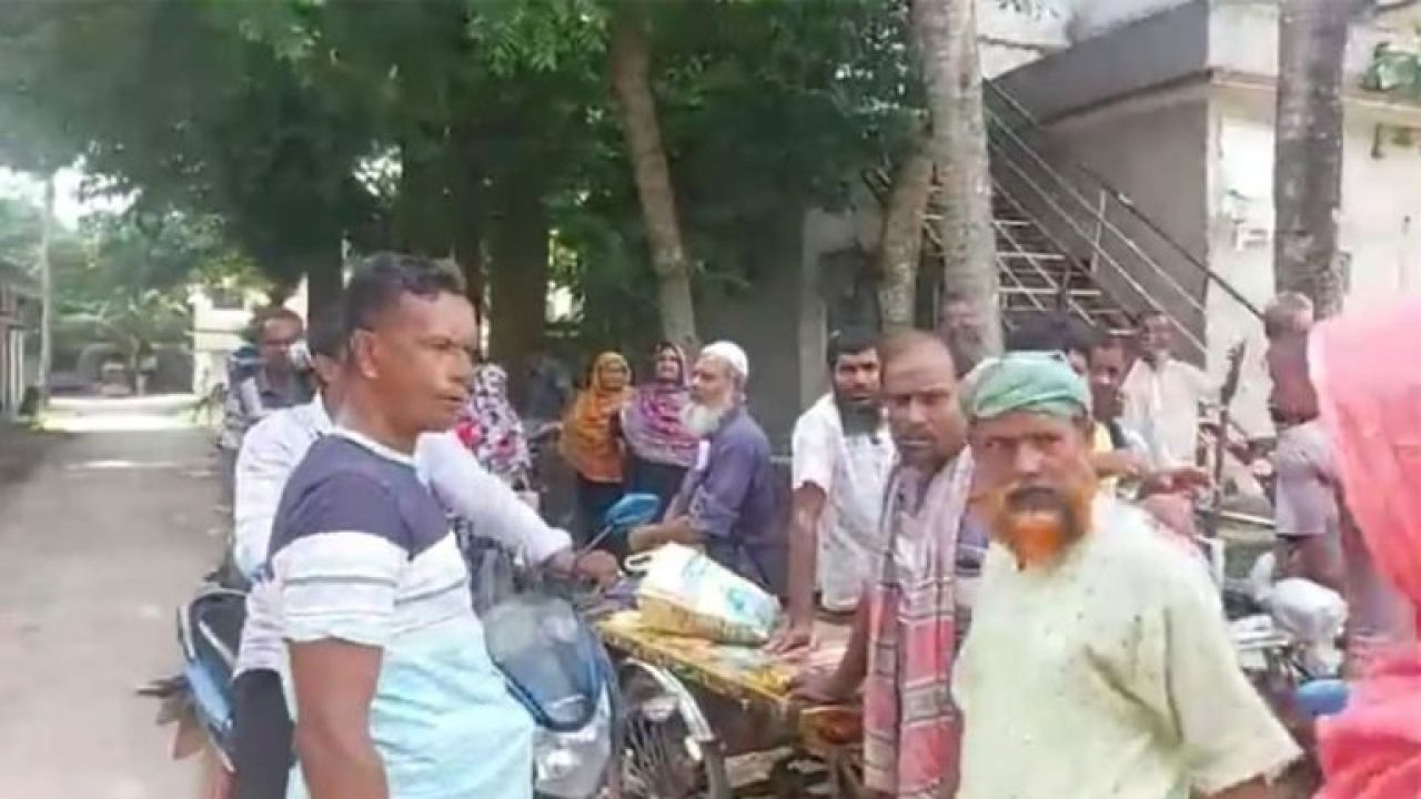 চুয়াডাঙ্গায় প্রণোদনার ৫৪ বস্তা সার গায়েব 