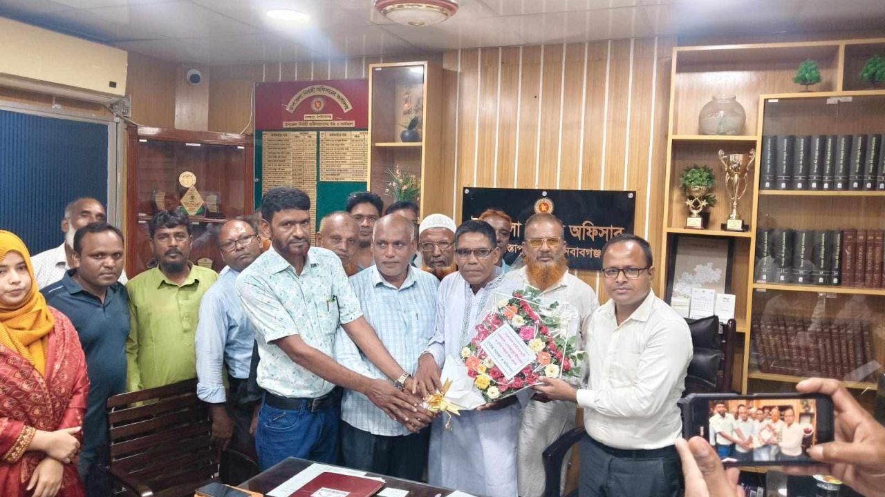 গোমস্তাপুরের নবাগত ইউএনও জিল্লুর রহমানকে কৃষক দলের উষ্ণ শ্রদ্ধা ও সংবর্ধনা
