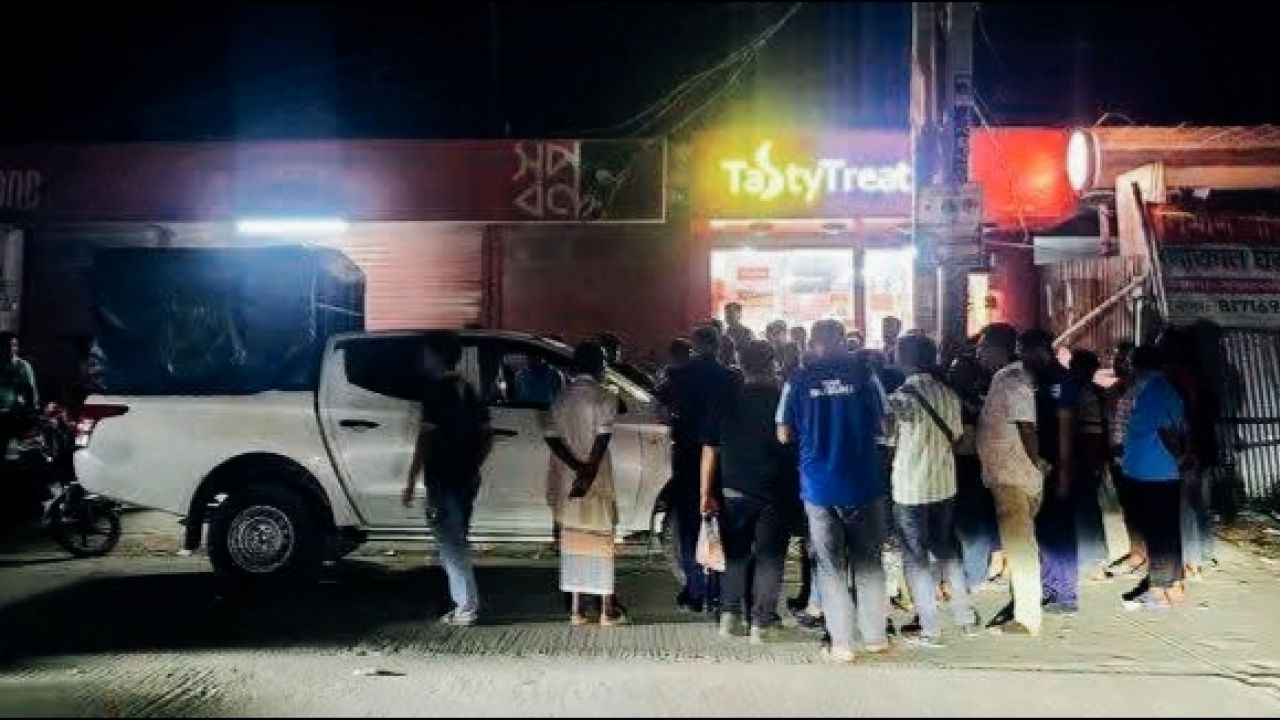 রাত ৮টার পর দোকান খোলা রাখায় চিরিরবন্দরে জরিমানা 