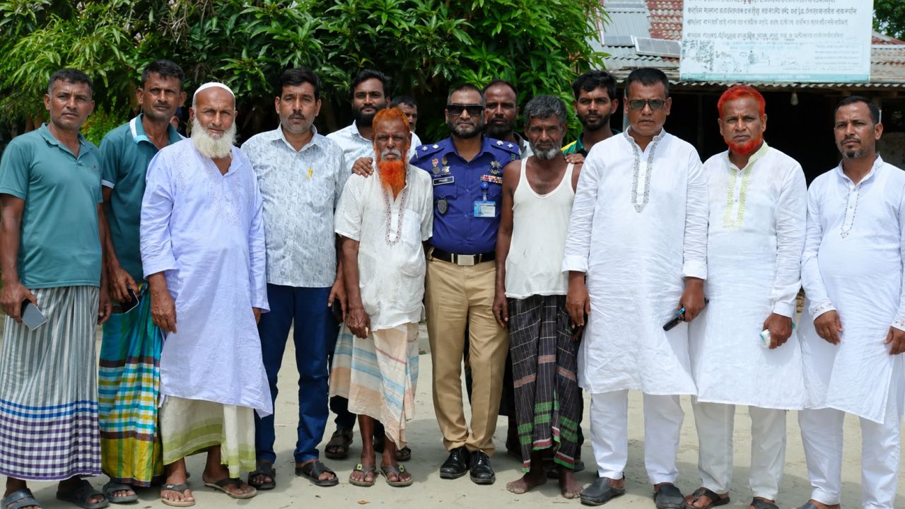 দুর্গম চরাঞ্চলে জননিরাপত্তায় সিরাজগঞ্জের পুলিশ সুপারের উঠান বৈঠক