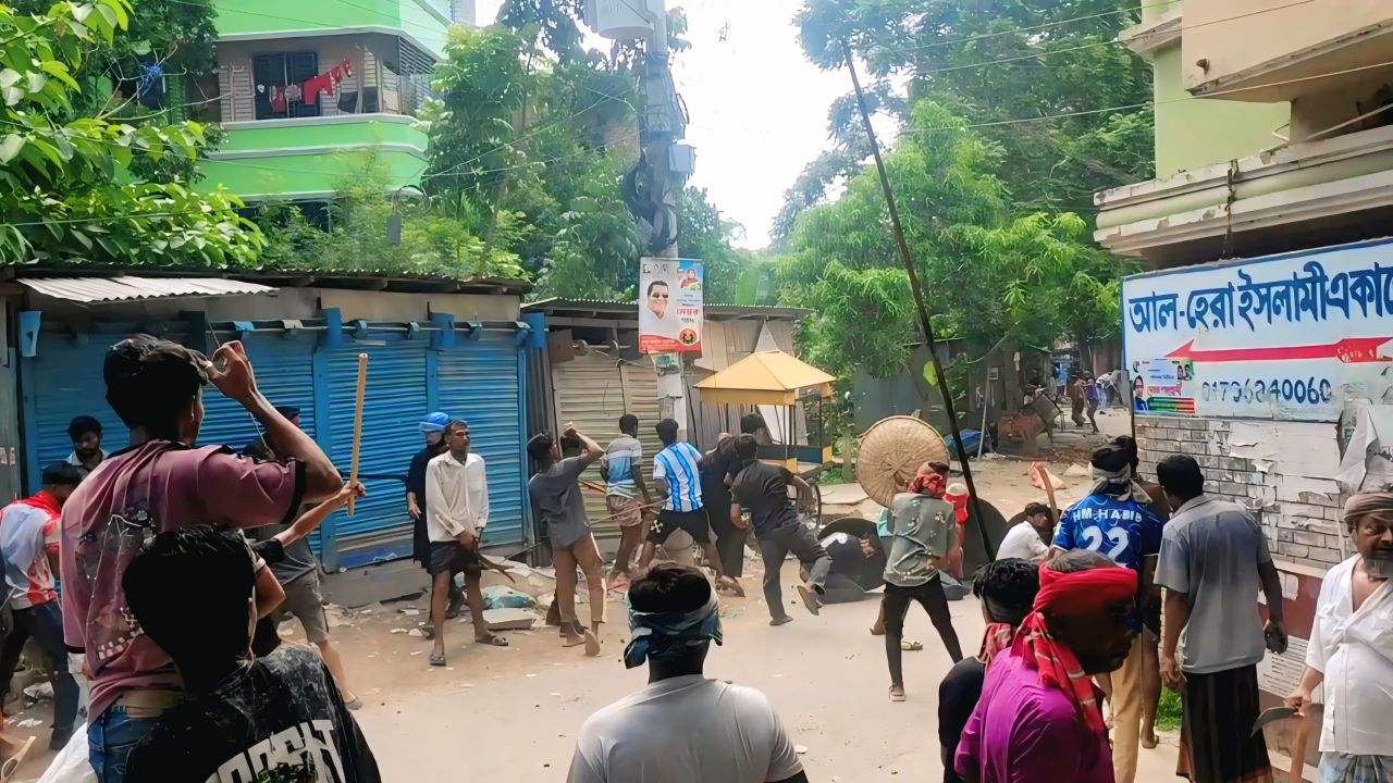 প্রেমের আলাপে বাঁধা দেওয়া নিয়ে সংঘর্ষে ​মাদারীপুরের রাজৈরে আহত ১০ 