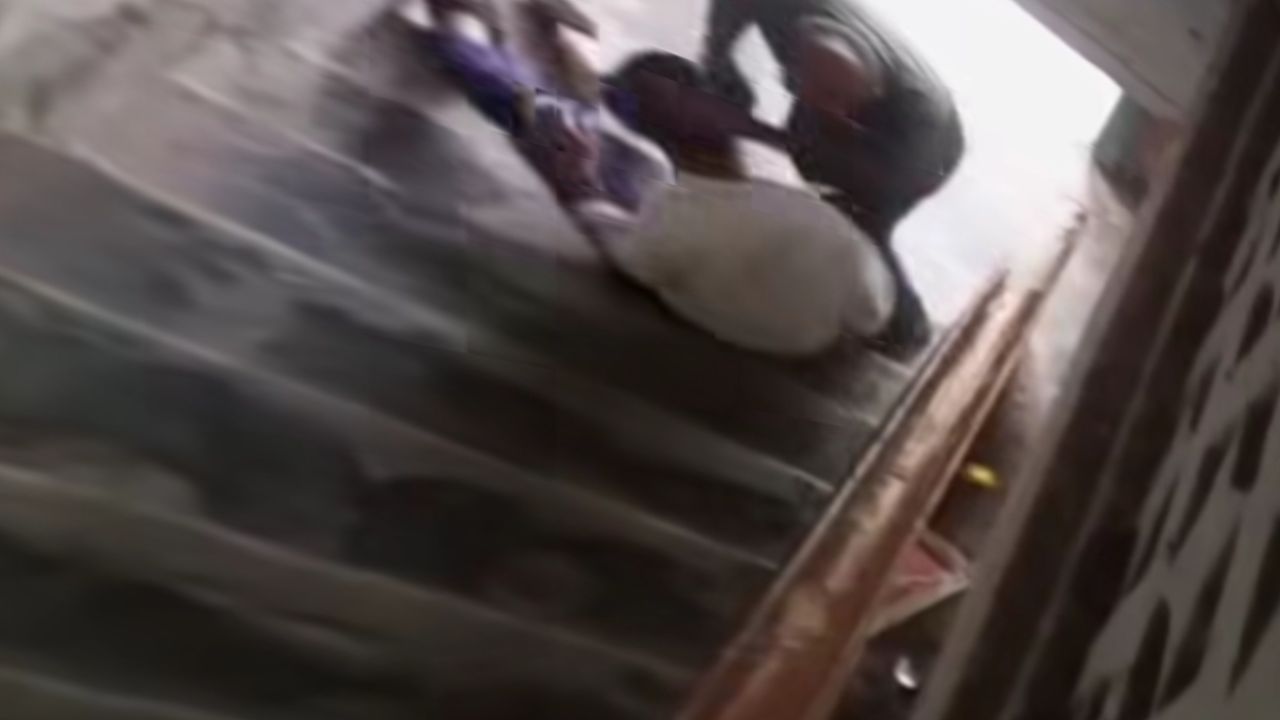 ভান্ডারিয়ায় শিক্ষকের বিরুদ্ধে ছাত্র নির্যাতনের অভিযোগ 