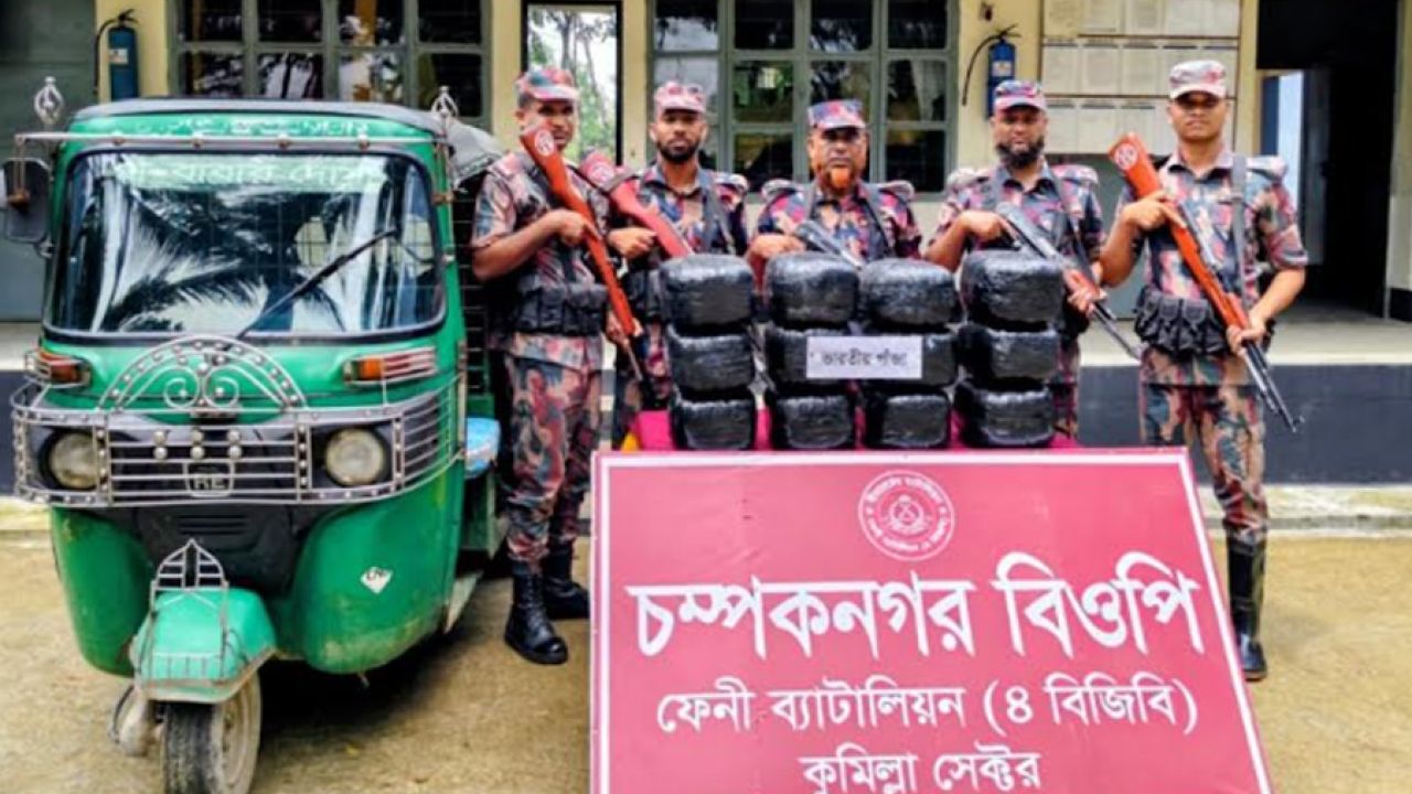 ৩৬ কেজি ভারতীয় গাঁজাসহ ফেনীতে সিএনজি জব্দ 