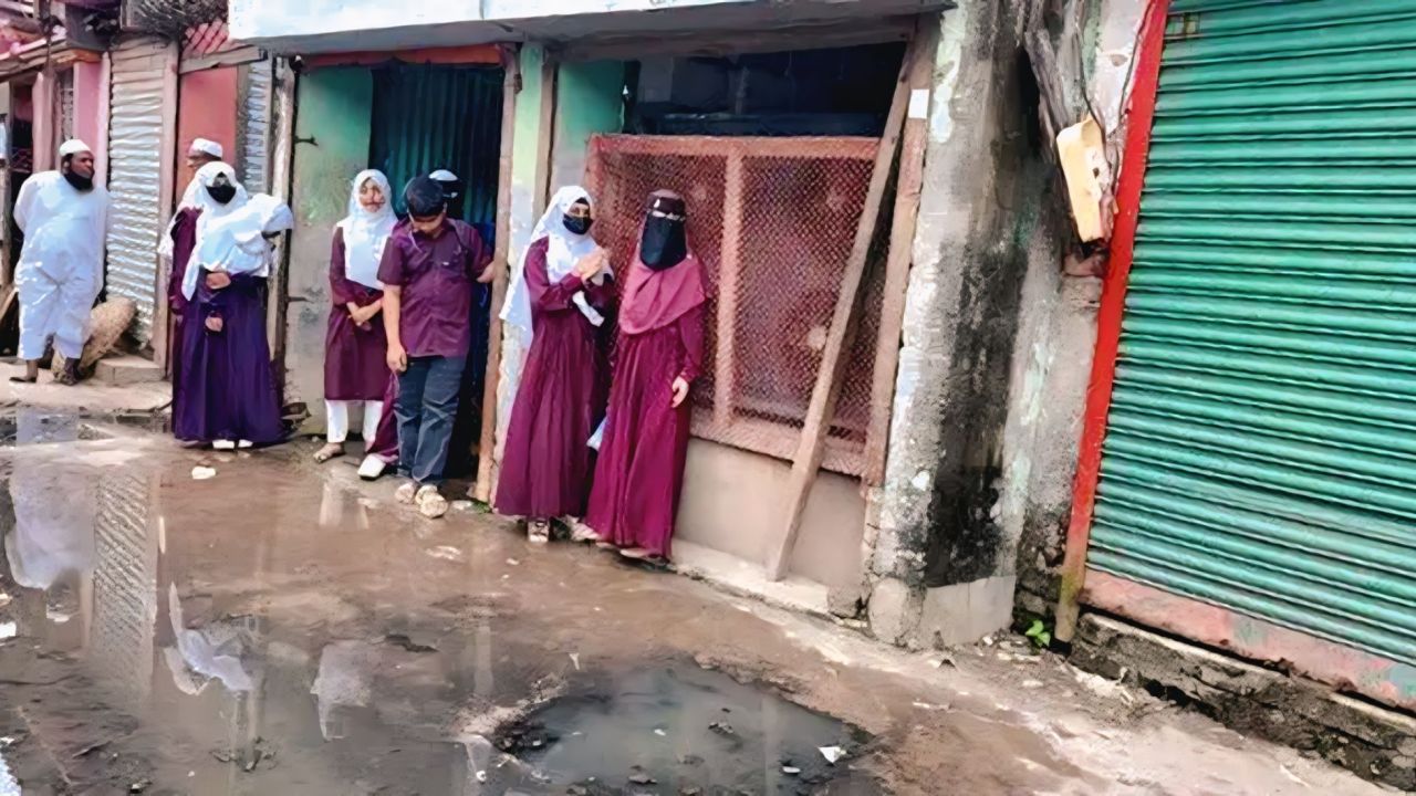 মাদারীপুরে মাছ বাজারের আবর্জনা পেরিয়ে স্কুলে যায় শিক্ষার্থীরা 
