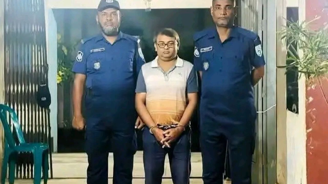 চিরিরবন্দরে ভুয়া চিকিৎসক আটক 