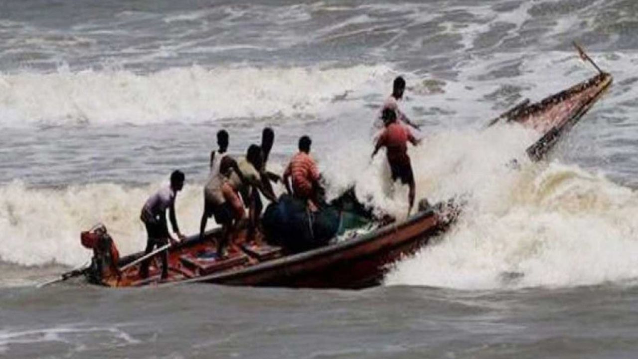বঙ্গোপসাগরে ট্রলারডুবিতে মৃত্যু ২, নিখোঁজ ২