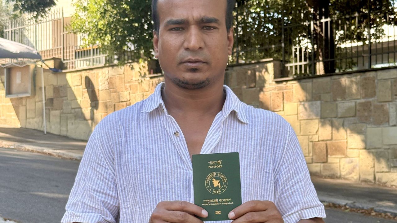 দীর্ঘ অর্ধযুগ পর বাংলাদেশি পাসপোর্ট ফিরে পেলেন ইতালি প্রবাসী সোহাগ খান