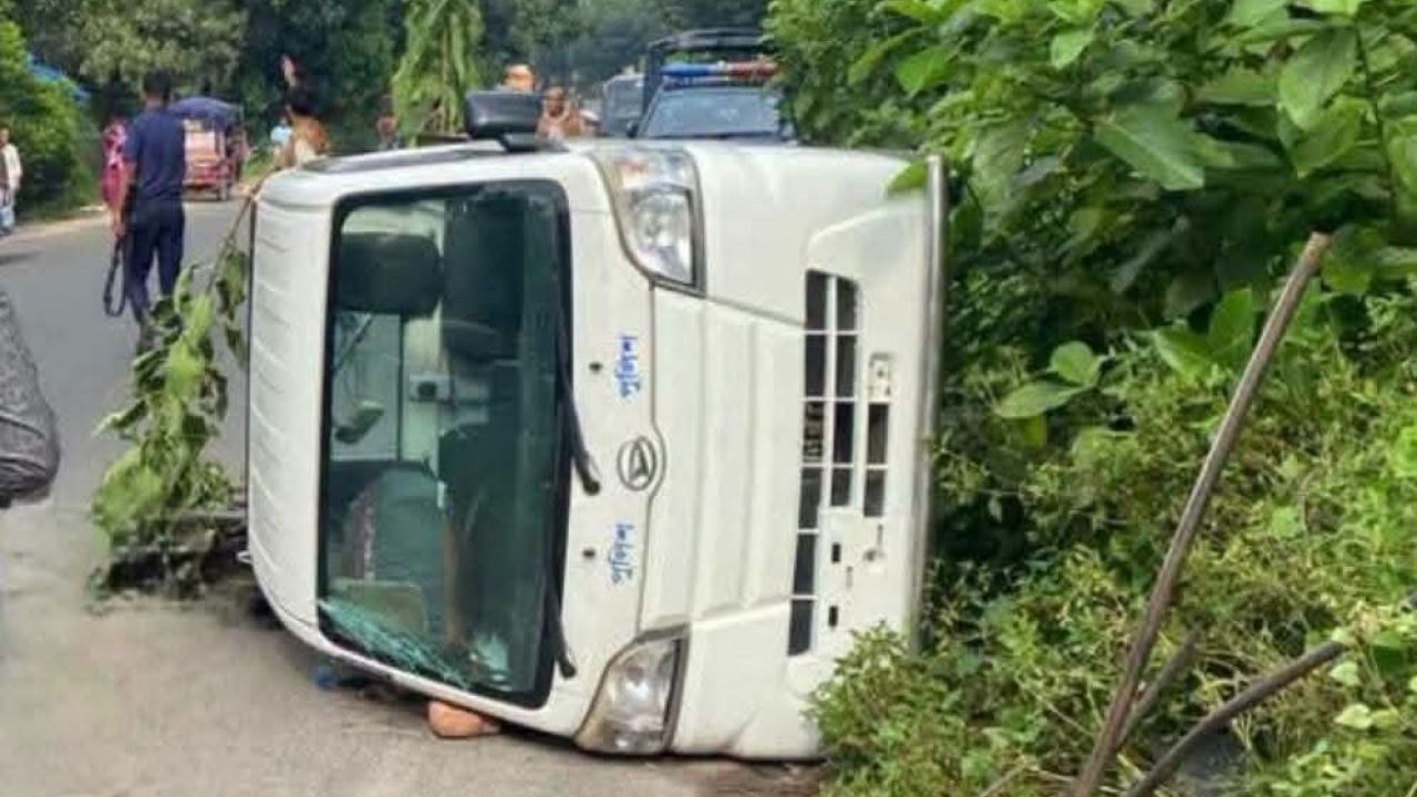 মাদারীপুরে পুলিশের গাড়ি উল্টে নিহত ১, আহত ১০