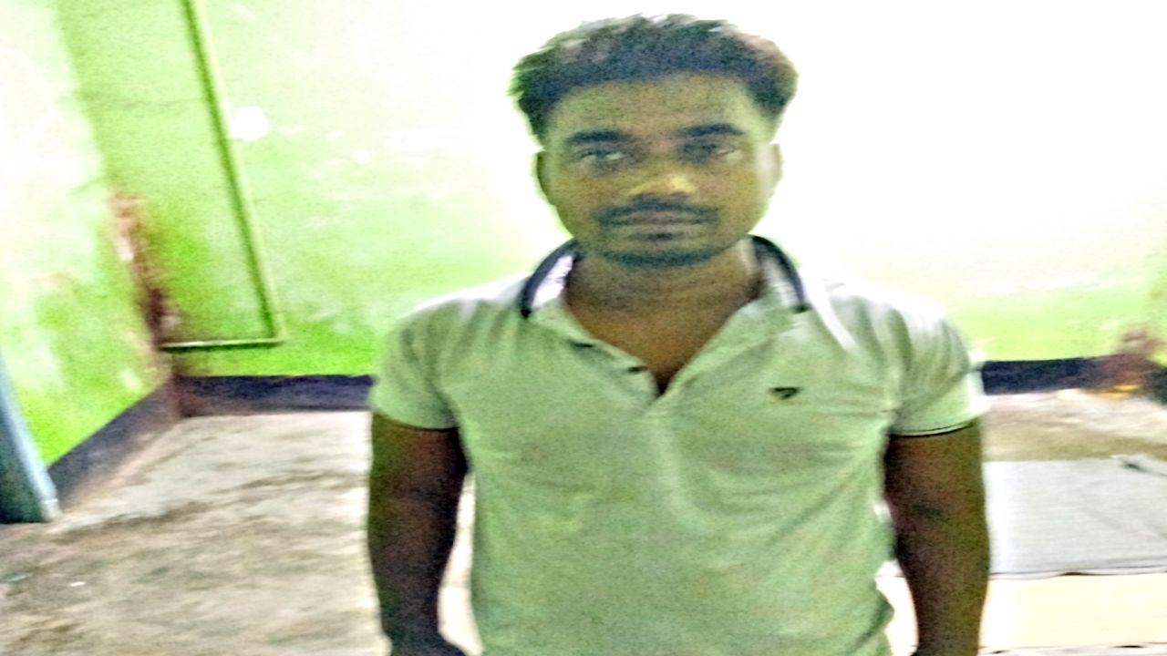 বিরামপুরে বসতঘর থেকে দেশীয় তৈরি কুড়াল উদ্ধার গ্রেপ্তার ১ 