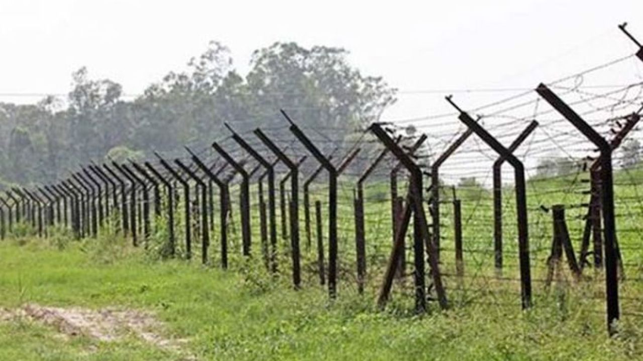 দর্শনা সীমান্তে ৮৯ সোনার বারসহ বাংলাদেশি যুবক আটক 