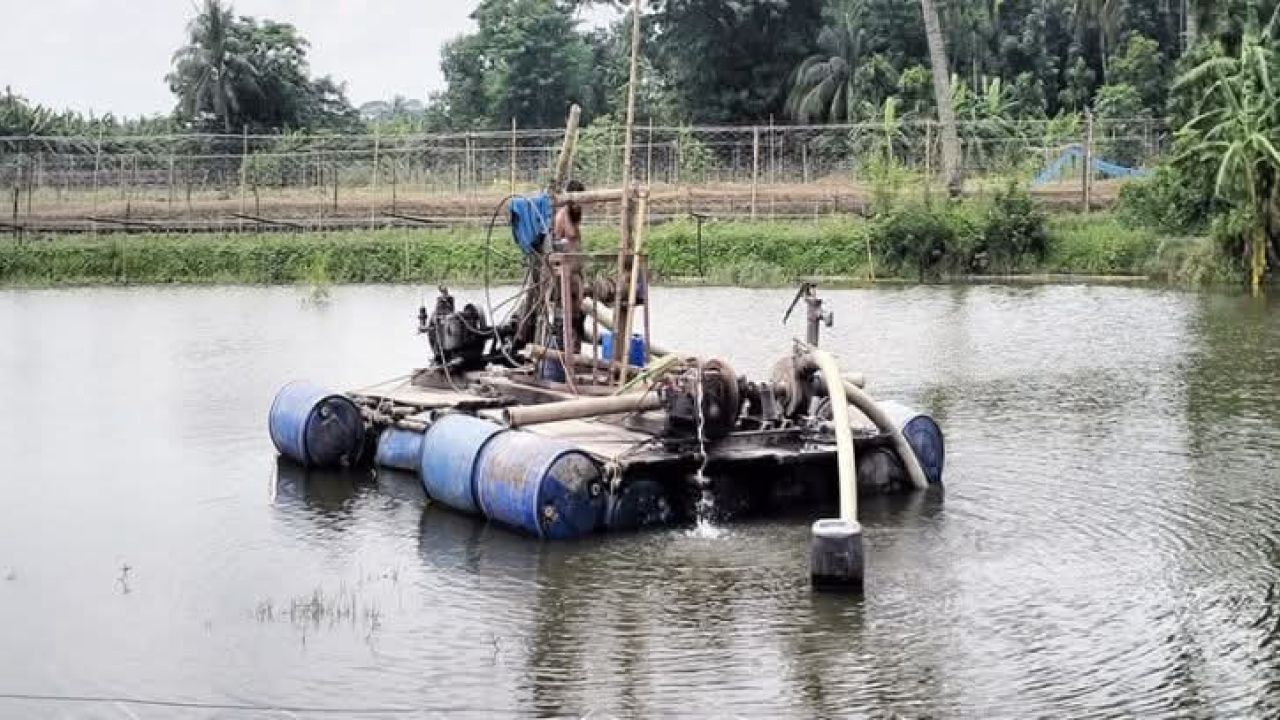 চিতলমারীর মাটি ড্রেজারের পাইপে চুঘে যাচ্ছে 