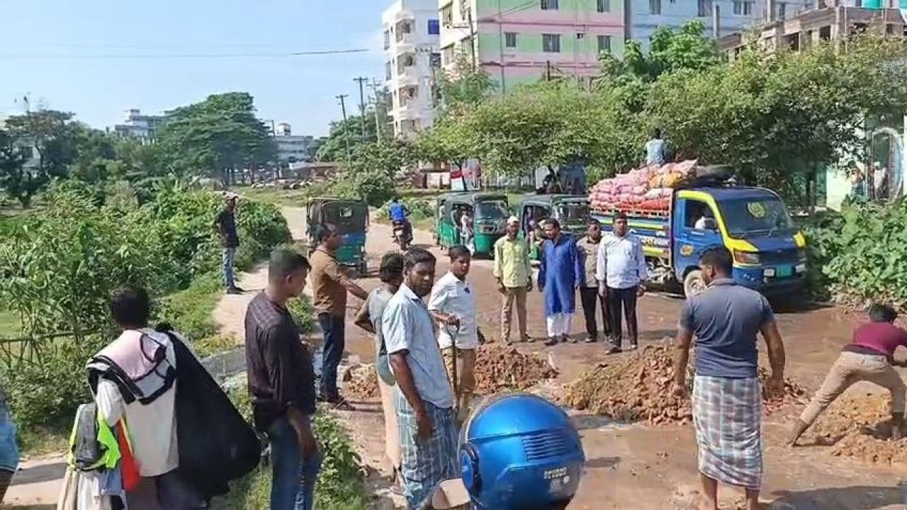 দক্ষিণ বন্দরে সড়কের জনদুর্ভোগ লাঘবে স্বেচ্ছাসেবক দলের উদ্যোগ 