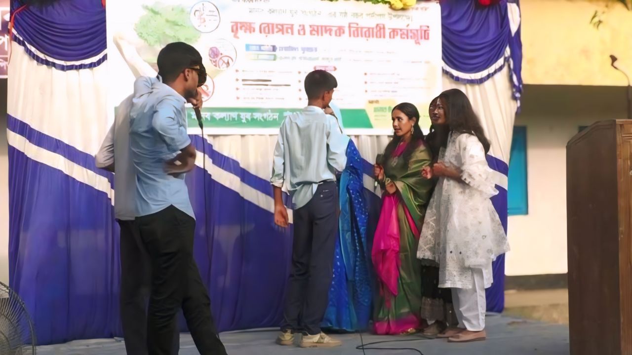 পঞ্চগড়ে অভিনয়ের মঞ্চে যে ভয়াবহ চিত্র দেখালেন তরুণ-তরুণীরা!