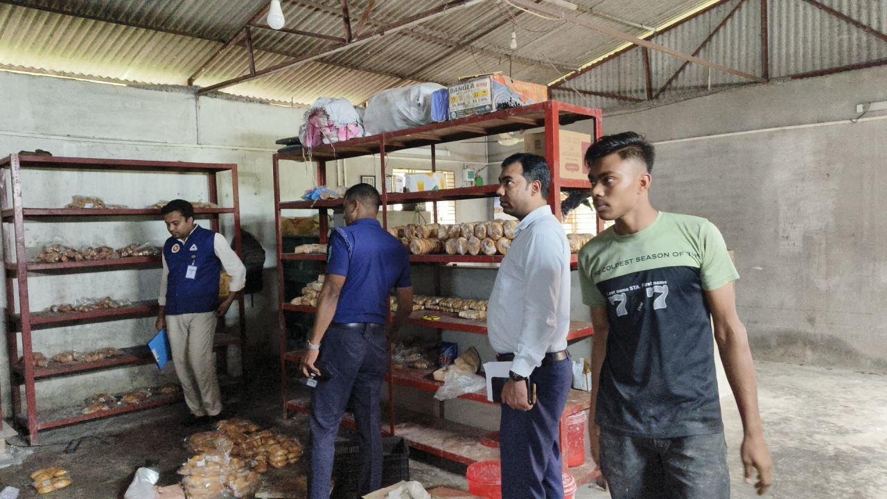 ঘোড়াঘাটে আফরোজা ফুডসেকে ১০ হাজার টাকা জরিমানা 