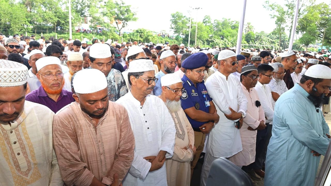 কুমিল্লায় কৃষি ও মৎস্য-প্রাণিসম্পদ মন্ত্রীর মায়ের জানাজা অনুষ্ঠিত 
