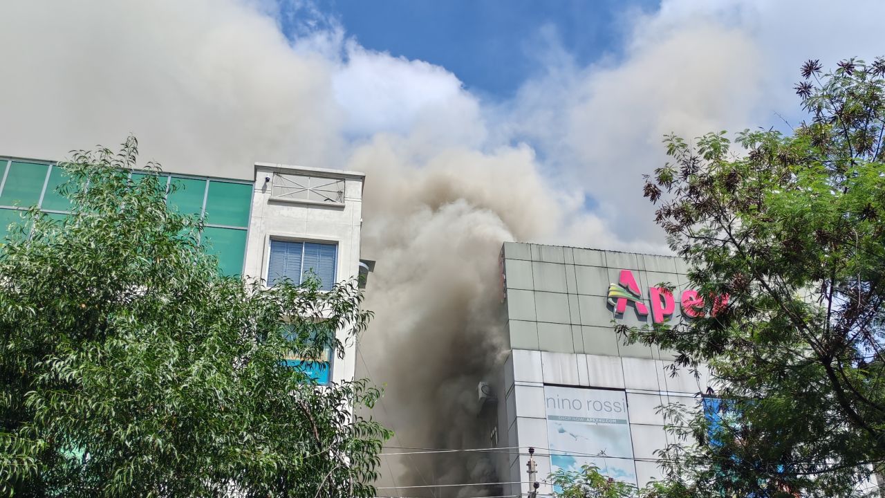 ধানমন্ডি ২৭ নম্বরে অ্যাপেক্স ভবনে ভয়াবহ অগ্নিকাণ্ড 
