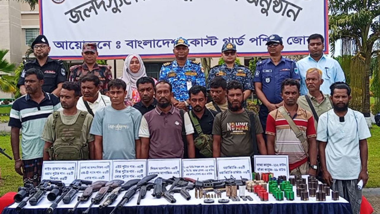নানাভাই বাহিনীর প্রধানসহ সুন্দরবনের ১২ জলদস্যুর আত্মসমর্পণ    