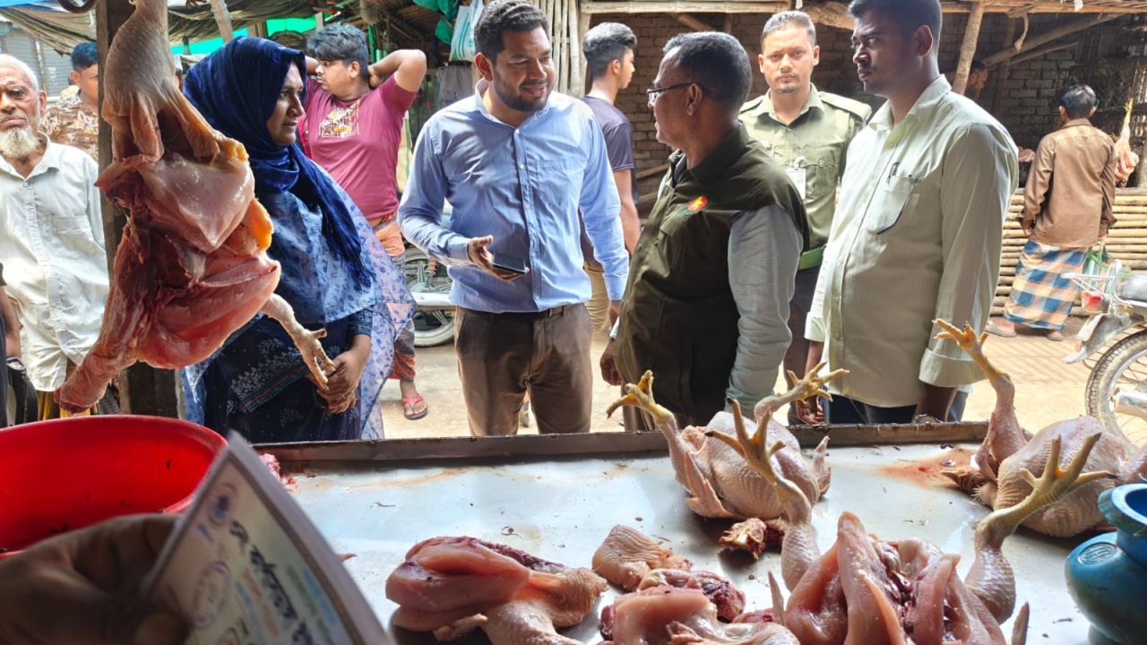 দামুড়হুদায় মূল্য তালিকা না রাখায় দুই মাংস ব্যবসায়ীকে জরিমানা 