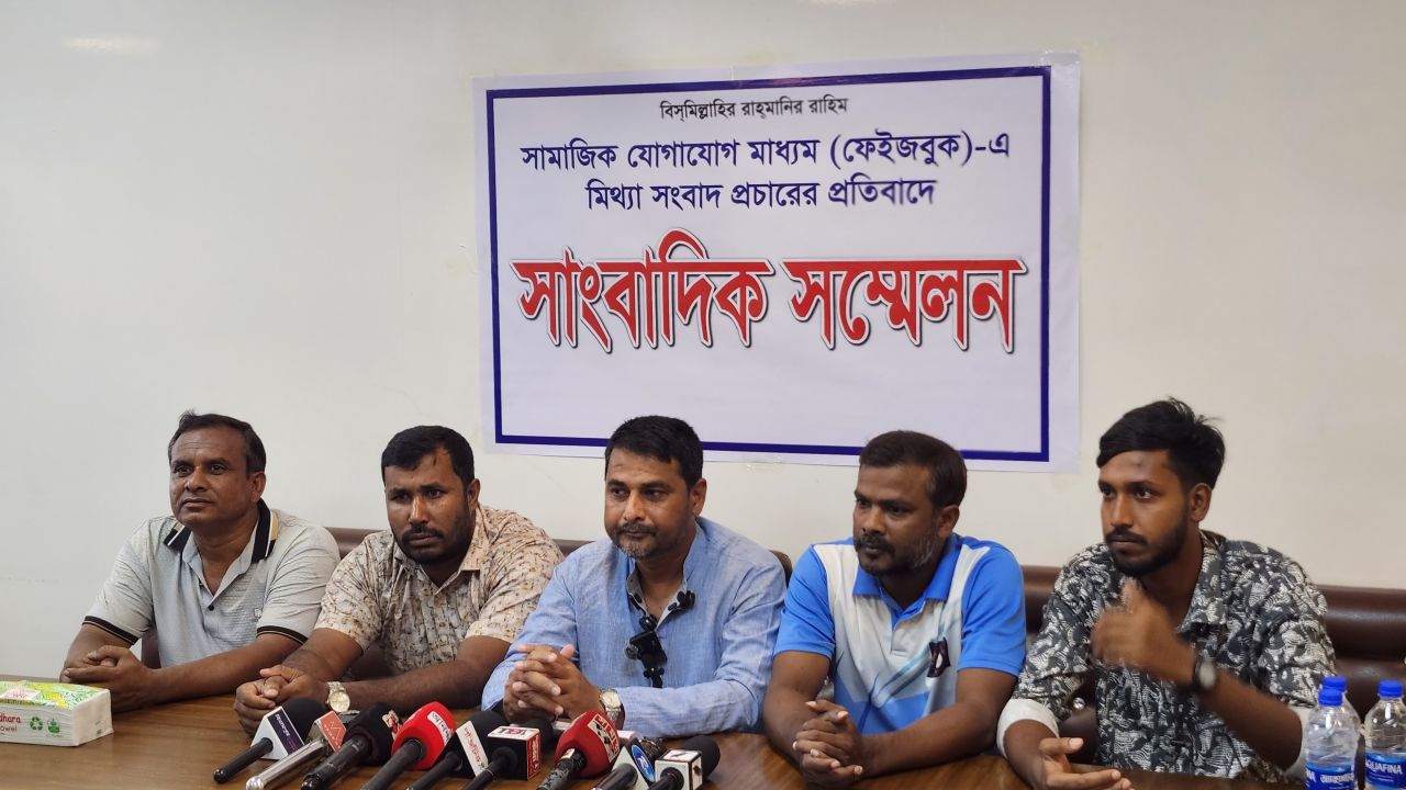 বিরামপুরে ফেসবুকে অপপ্রচারের অভিযোগে যুবদল নেতার সংবাদ সম্মেলন 
