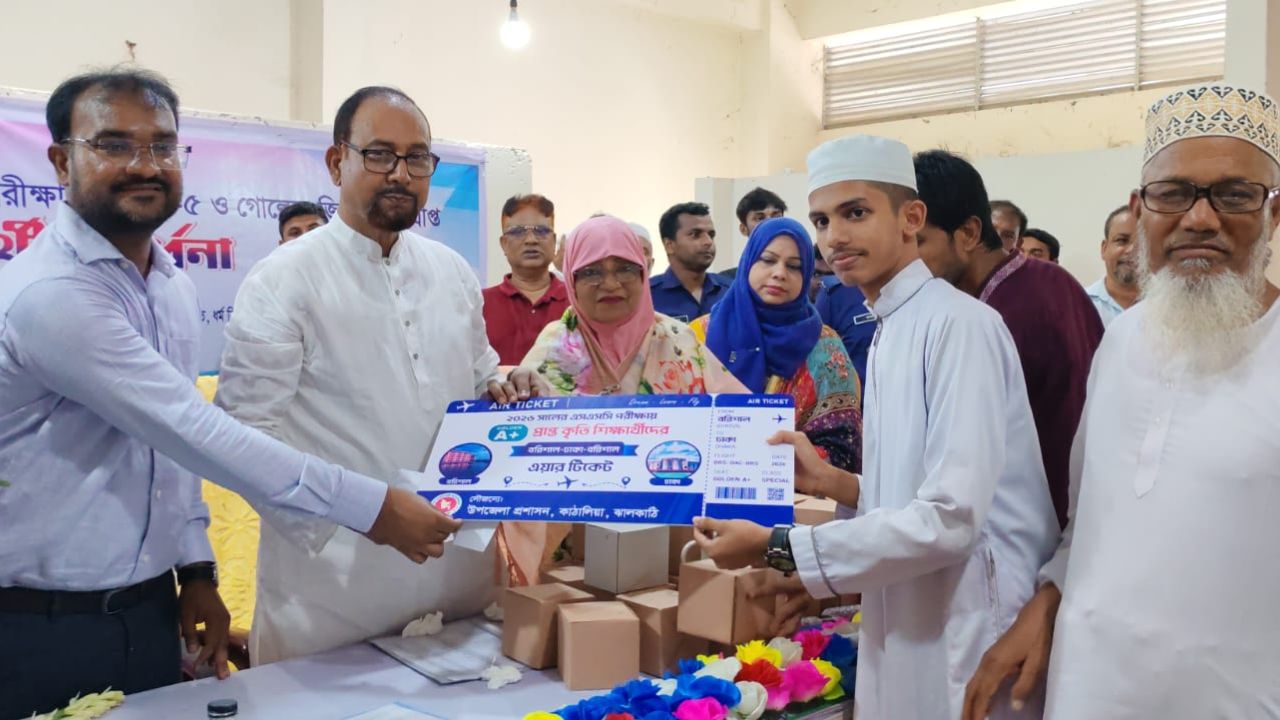 কাঁঠালিয়ায় ক্রীড়া সামগ্রী বিতরণ 