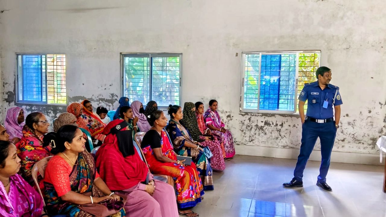 আগৈলঝাড়ায় দক্ষতা উন্নয়ন প্রশিক্ষণে নারীদের সচেতনতার বার্তা দিলেন ওসি মাসুদ খান 