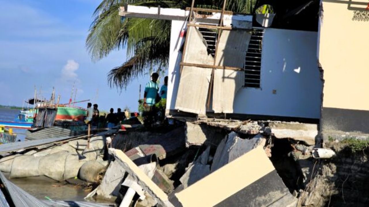 গ্রাম বাচাঁতে মুন্সীগঞ্জে আমেরিকা প্রবাসী নিজের টাকায় নদী তীরে বাধ নির্মাণ 
