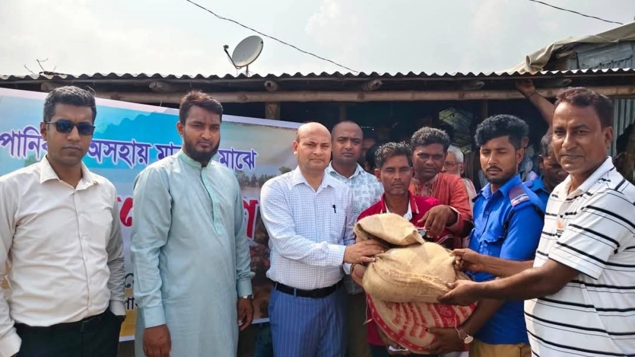 নারায়ণপুরে বন্যার্তদের মাঝে জেলা প্রশাসকের ত্রাণ বিতরণ 