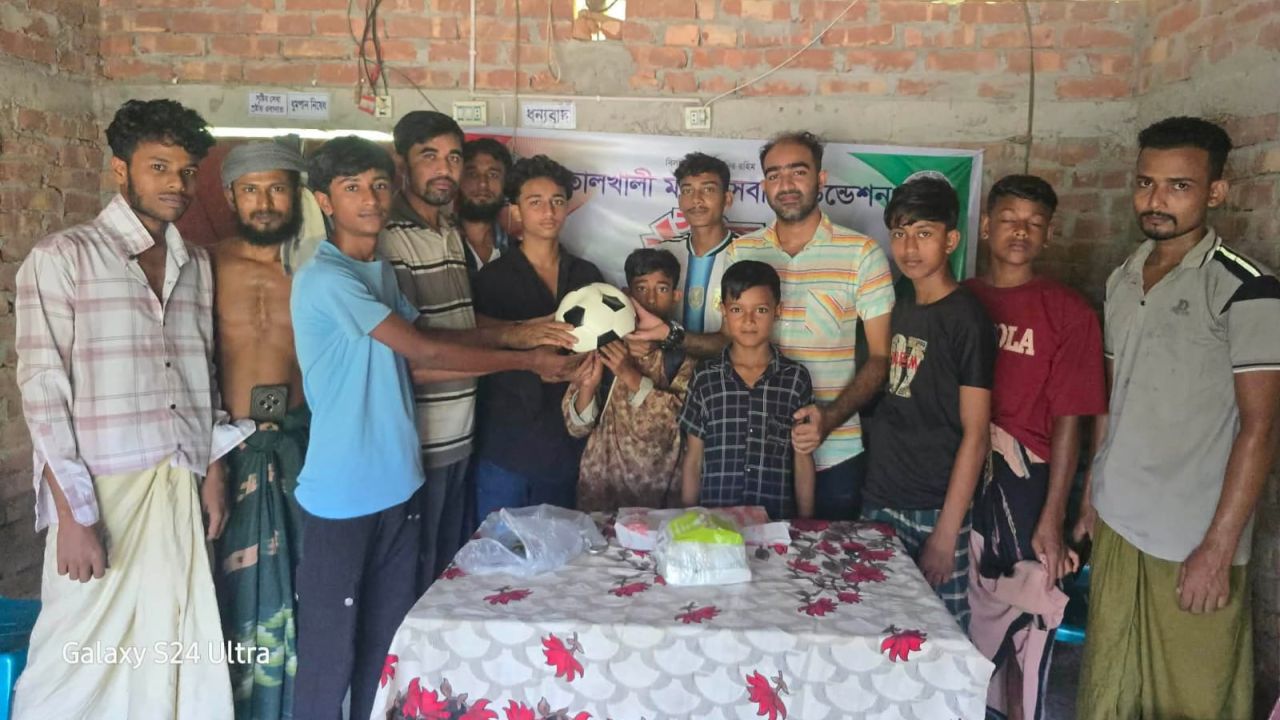 শ্যামনগরে হেতালখালি মানবসেবা ফাউন্ডেশনের ফুটবল বিতরণ