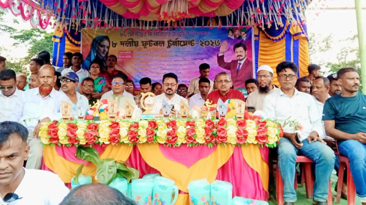 দাকোপের খেলার মাঠে তারুণ্যের উচ্ছ্বাস 