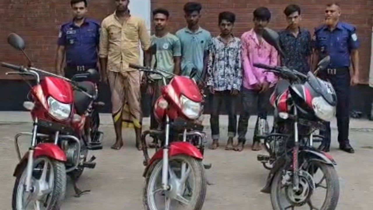চোরাই মোটরসাইকেলসহ চাঁপাইনবাবগঞ্জে আন্তঃজেলা চোর চক্রের ৬ সদস্য গ্রেপ্তার 