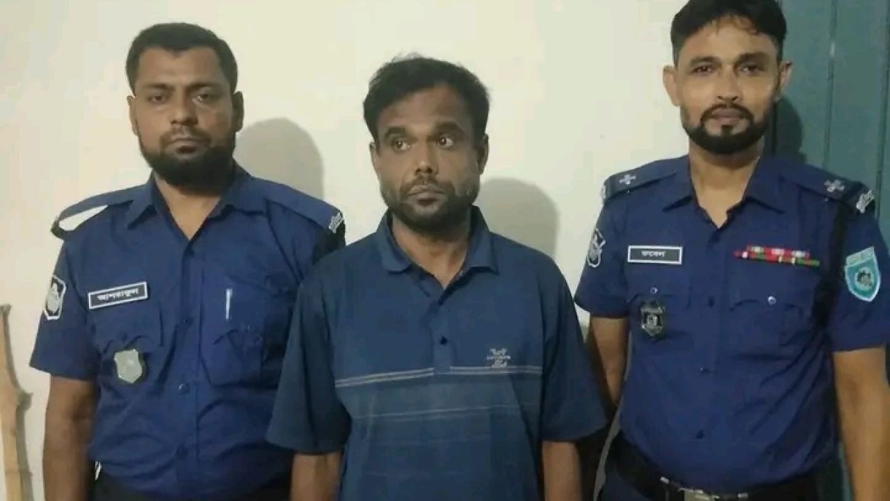 ২৫০ মিলি চোলাই মদসহ চিরিরবন্দরে যুবক আটক 
