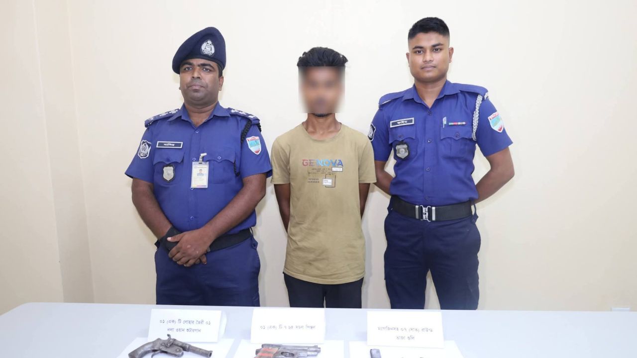 অস্ত্র-গুলিসহ অভয়নগরে বাহারুল মল্লিক হত্যা মামলায় আসামি গ্রেফতার 