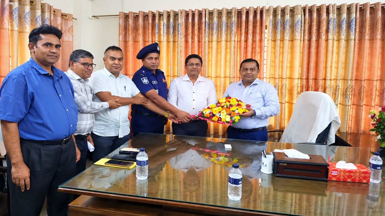 উল্লাপাড়া পৌরসভা পরিদর্শন করলেন জেলা প্রশাসক মো. আমিনুল ইসলাম 