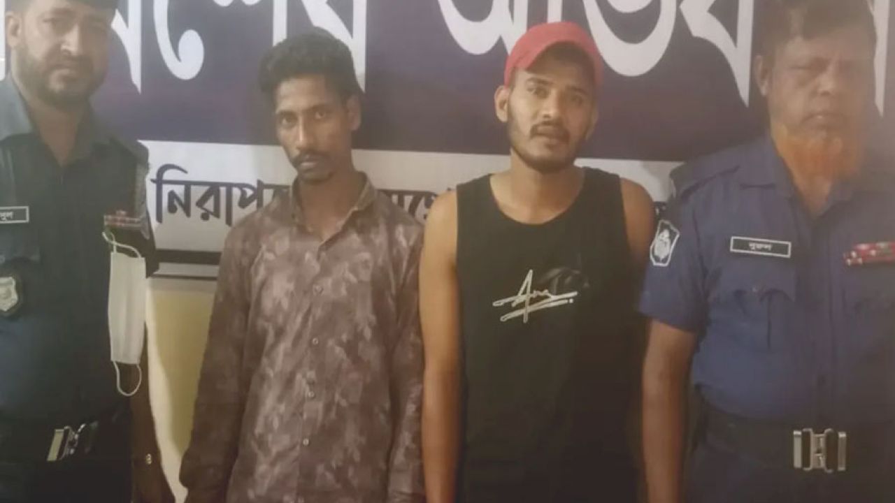 ৪ ট্রাক মুরগির বিষ্ঠা লুটের ঘটনায় মিরসরাইয়ে যুবদল নেতাসহ  গ্রেপ্তার ২ 