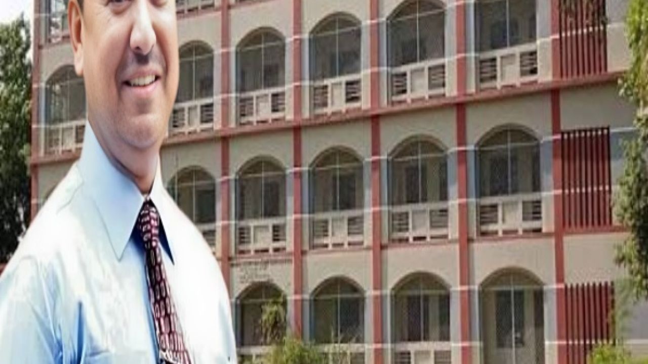 ট্যাক্সির স্টিয়ারিং থেকে শিক্ষার আলো ছড়াচ্ছেন মোশাররফ হোসেন 