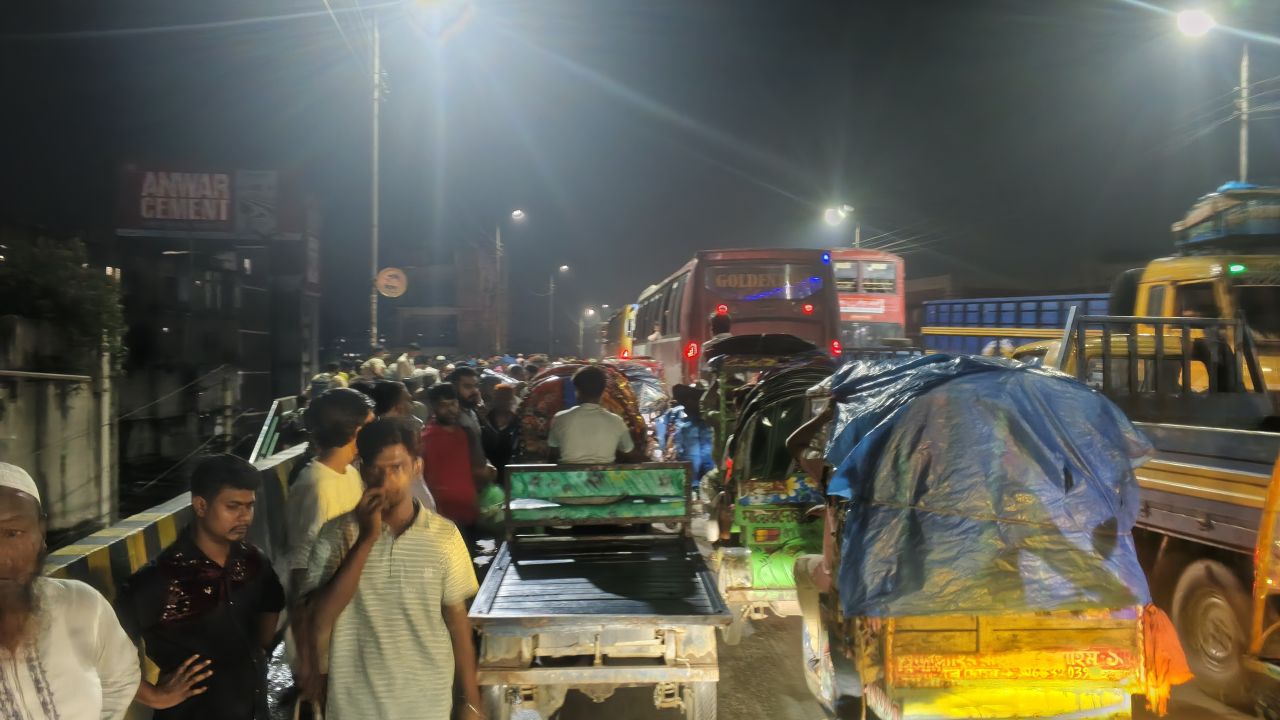 বাবুবাজার ব্রিজে তীব্র যানজটে ভোগান্তিতে জরুরি অ্যাম্বুলেন্স সার্ভিসসহ সকল যানবাহন 